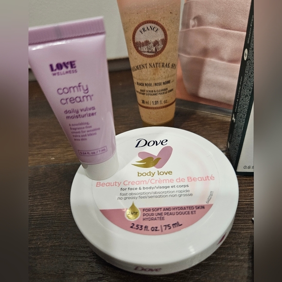 Skincare Set with Black Cosmetic Bag - Picture 11 of 15